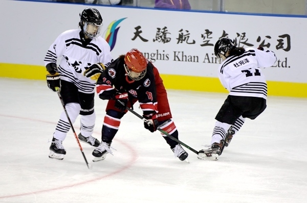 上海隊(duì)田博雅(中)與黑龍江隊(duì)杜宛澤爭搶。人民網(wǎng)記者 胡雪蓉?cái)z