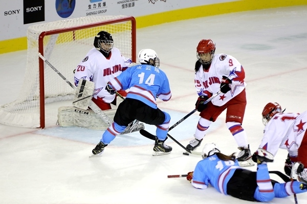 廣東隊(duì)球員與北京隊(duì)球員禁區(qū)混戰(zhàn)。人民網(wǎng)記者 胡雪蓉?cái)z