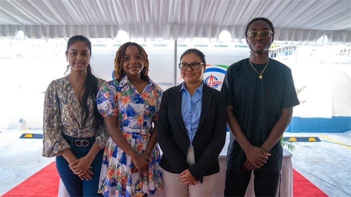 四名獲得中海油獎學金的學生合影。中海油圭亞那有限公司供圖