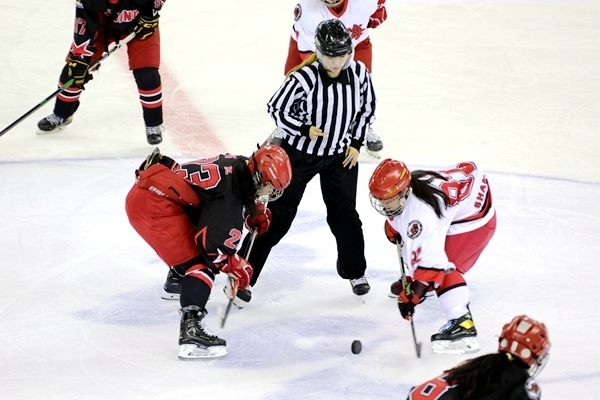 北京隊球員呂悅(左)與上海隊球員黃滟爭球。人民網記者 胡雪蓉攝