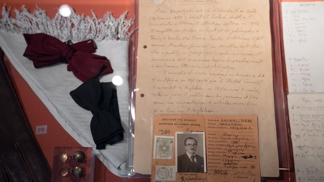 卡贊扎基斯的法語簡歷。人民網(wǎng)記者 葛泰佚攝