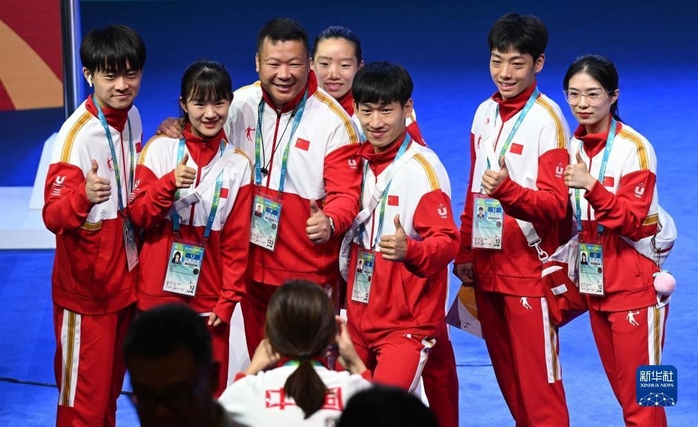 7月22日，中國(guó)代表團(tuán)部分成員在歡迎儀式后合影。新華社記者 王曦 攝