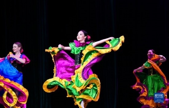 7月21日，哈薩克斯坦薩爾塔納國家舞蹈團的演員在演出。