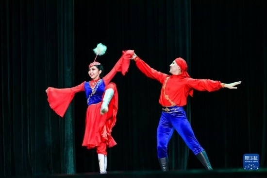 7月21日，哈薩克斯坦薩爾塔納國家舞蹈團的演員在演出。