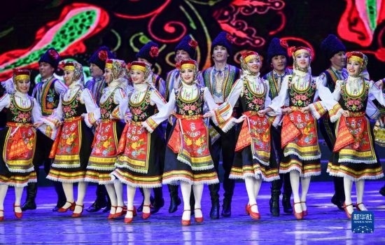 7月21日，哈薩克斯坦薩爾塔納國家舞蹈團的演員在演出。