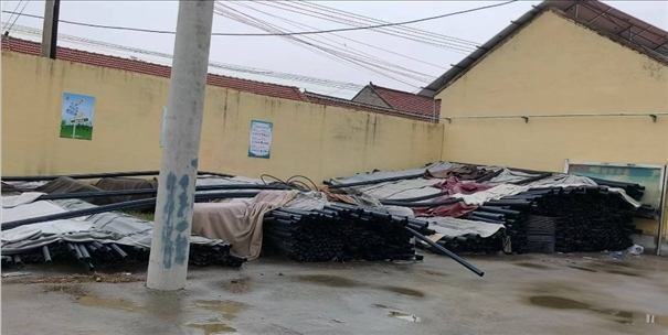 至今仍堆放在村委會院里的自來水管道。 人民網(wǎng)記者 金慧慧攝