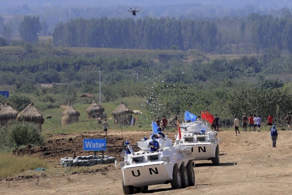 ↑2021年9月15日，在“共同命運-2021”國際維和實兵演習綜合演練中，維和分隊采用無人機拋撒傳單宣傳和平理念。新華社記者 劉芳 攝