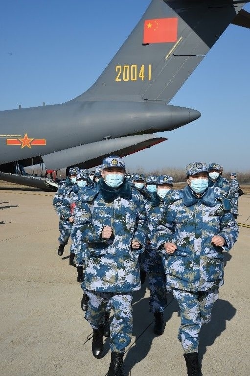 ↑2020年2月17日，一批軍隊支援湖北醫(yī)療隊員抵達武漢天河機場。新華社記者 黎云 攝
