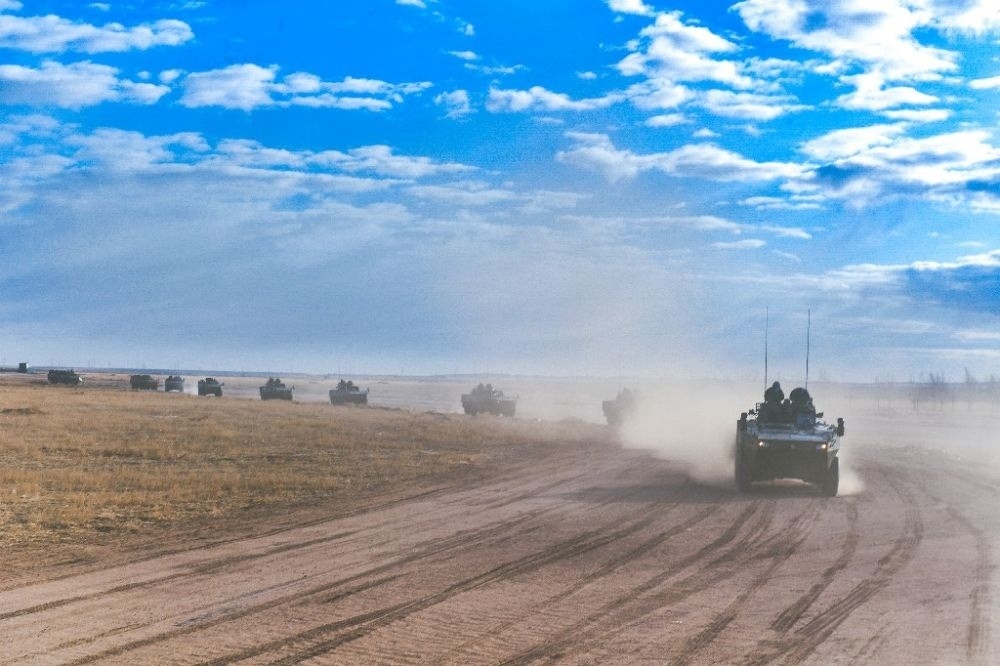 ↑陸軍第81集團軍某旅“松骨峰特功連”隨所在營進行長途機動（2022年4月12日攝）。新華社發(fā)（李乃超 攝）
