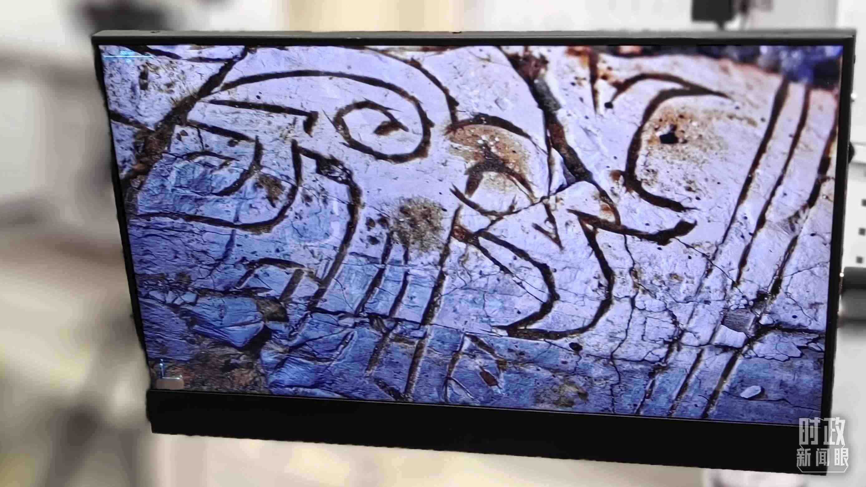△顯微鏡下，三星堆文物的紋路清晰可見。（總臺央視記者王萌萌拍攝）
