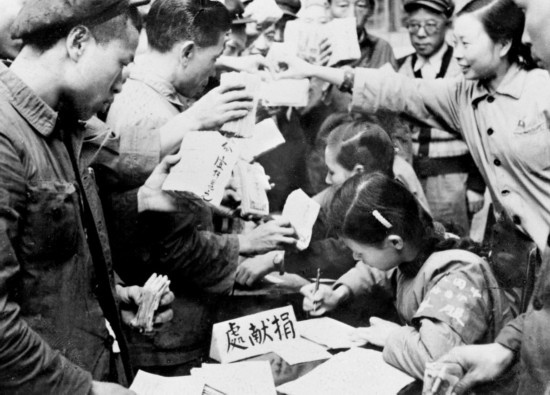 全國(guó)各地工商界踴躍捐獻(xiàn)款項(xiàng)，支援志愿軍。這是重慶市工商業(yè)者捐獻(xiàn)的情形。新華社發(fā)（資料照片）