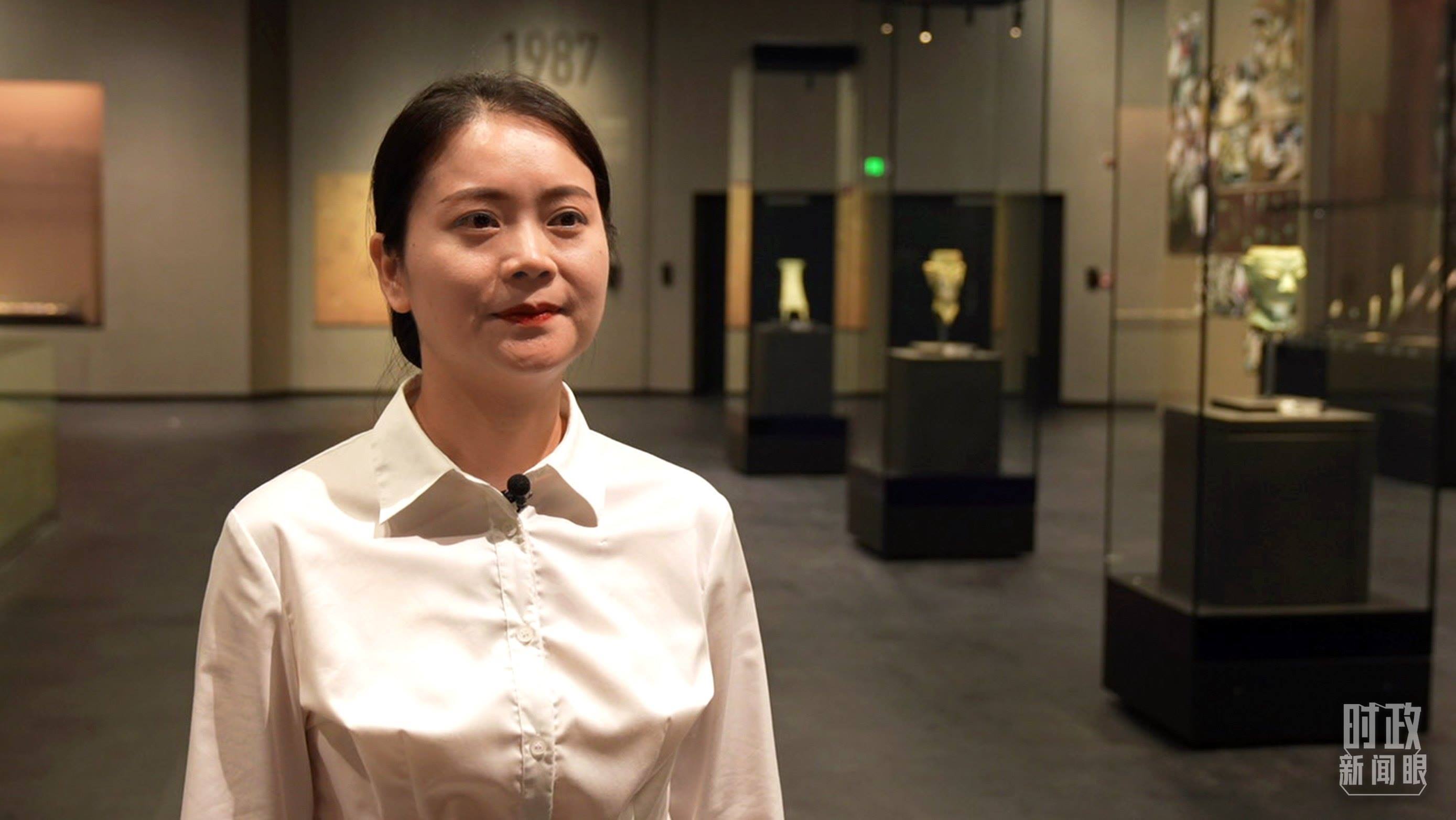 △當天現(xiàn)場負責講解的三星堆博物館公眾服務部程靜。（總臺央廣記者馬喆拍攝）