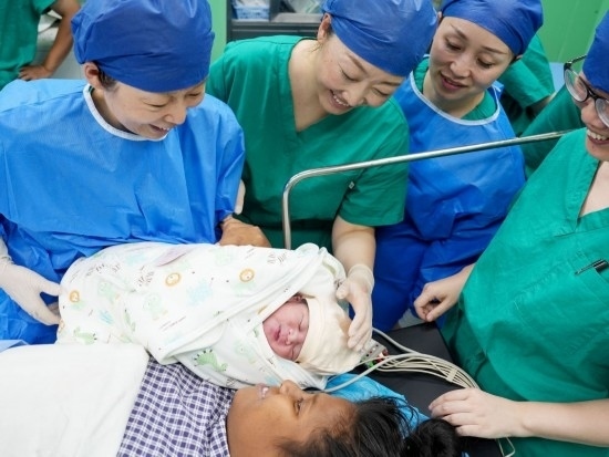 中國(guó)海軍“和平方舟”號(hào)醫(yī)院船在基里巴斯為29歲的塔拉瓦居民德阿瑞接生了一名“和平寶寶”（2023年7月16日攝）。新華社發(fā)（劉偉 攝）