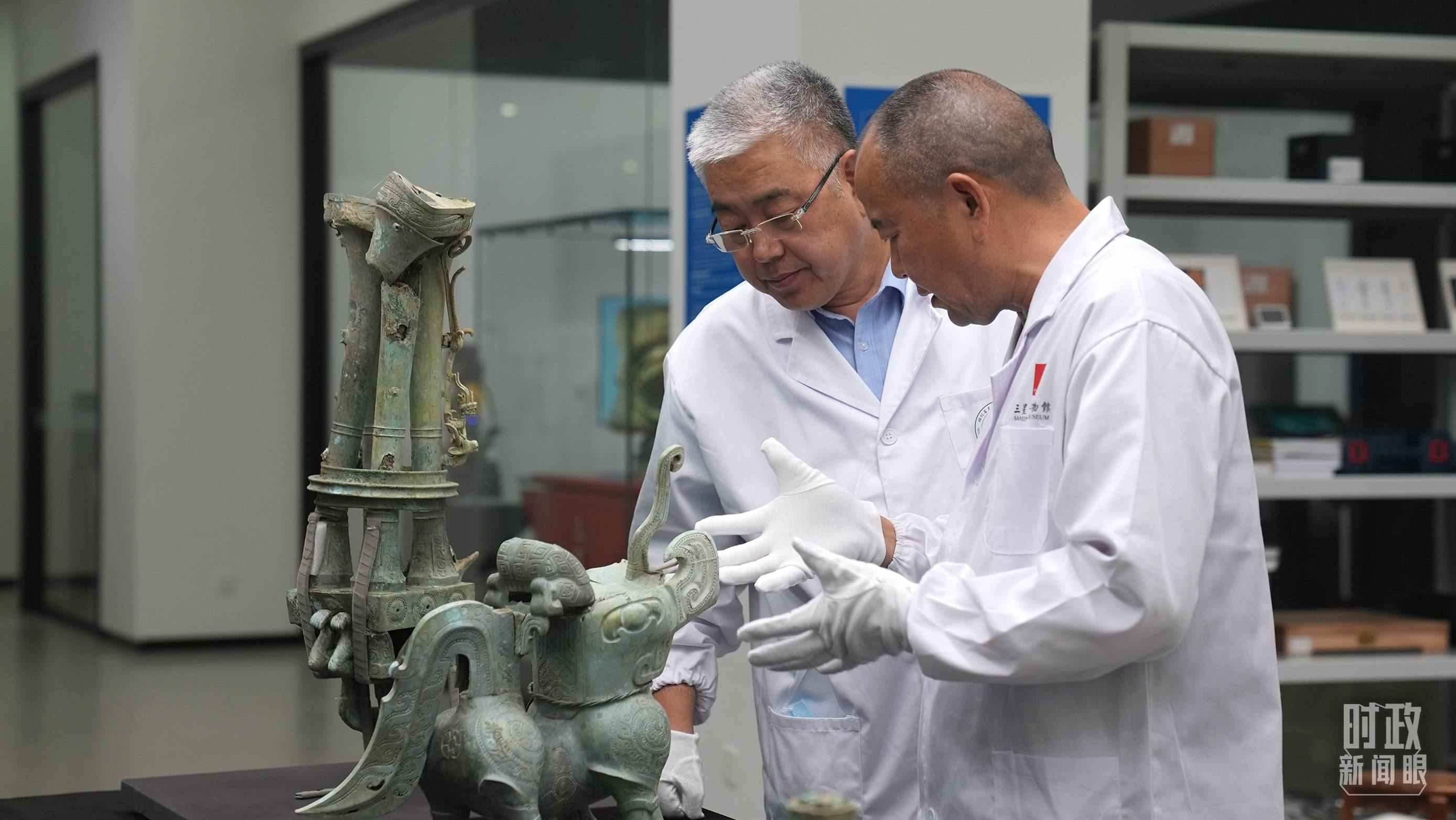 △三星堆文保專家正在就修復方案進行討論。（總臺央視記者劉琦拍攝）