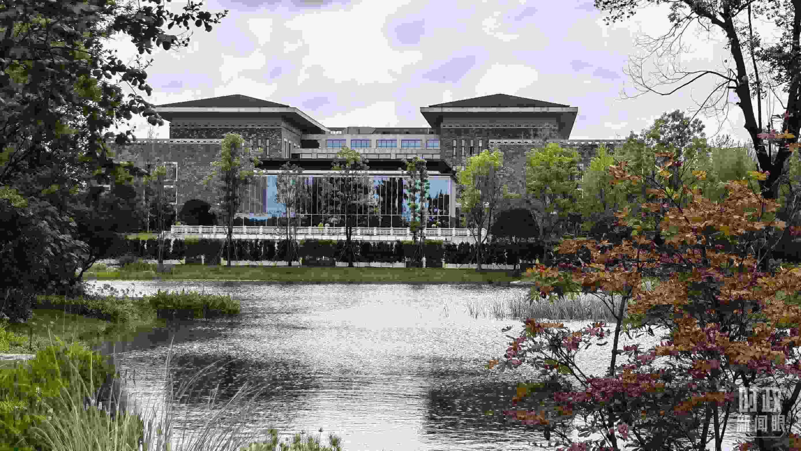 當(dāng)天，中印尼兩國元首在“錦蓉莊”舉行會見。（總臺央視記者韓銳拍攝）