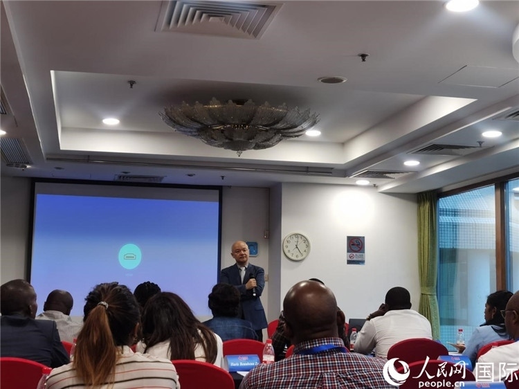 王鯤與研修班學(xué)員互動交流。 人民網(wǎng) 孫鴻宇攝