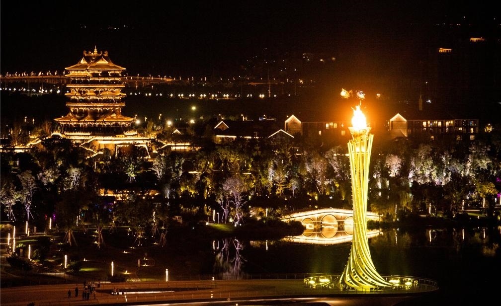 這是7月28日拍攝的成都大運(yùn)會主火炬。新華社記者曹祎銘攝