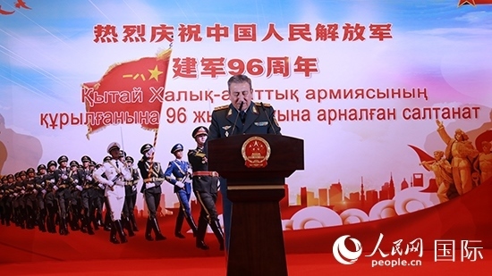 哈國防部副部長卡馬列特季諾夫中將發(fā)表致辭。人民網(wǎng)記者 李強攝