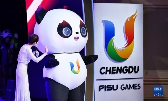 7月29日，成都大運會吉祥物“蓉寶”在聯(lián)歡會現(xiàn)場。新華社記者 張端 攝