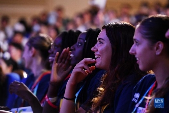 7月29日，外國運動員在聯(lián)歡會現(xiàn)場觀看節(jié)目。新華社記者 張端 攝