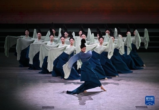 7月29日，演員在聯(lián)歡會現(xiàn)場表演《只此青綠》。新華社記者 蔡湘鑫 攝