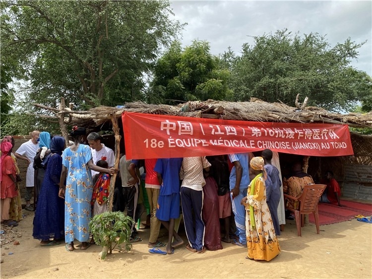 圖為草棚下的就診患者。中國(guó)駐乍得醫(yī)療隊(duì)供圖