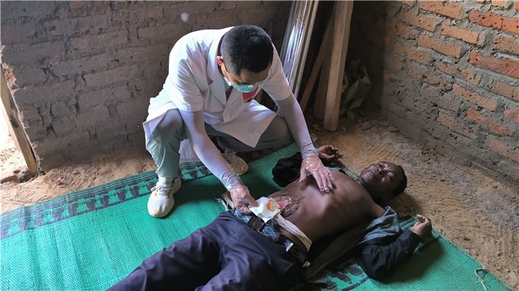 圖為南昌大學(xué)第二附屬醫(yī)院胃腸外科主治醫(yī)師周智勇檢查切口疝患者。中國(guó)駐乍得醫(yī)療隊(duì)供圖