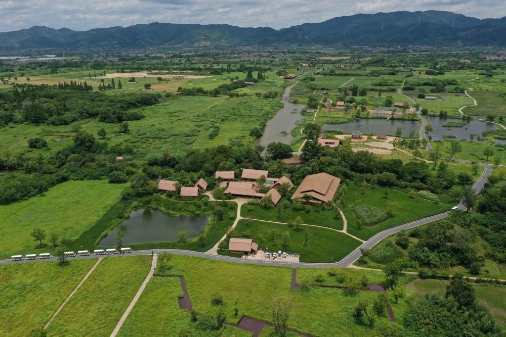 這是在浙江省杭州市余杭區(qū)拍攝的良渚古城遺址公園（2022年7月6日攝，無人機照片）。新華社記者 黃宗治 攝