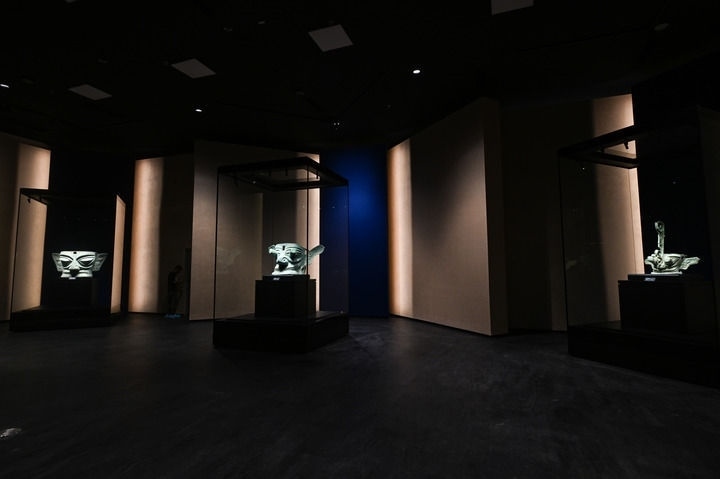 7月26日在三星堆博物館新館拍攝的展品。新華社記者 王曦 攝
