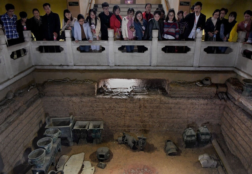 游客在河南安陽殷墟宮殿宗廟遺址內(nèi)的婦好墓參觀（2018年10月12日攝）。新華社記者 李安 攝