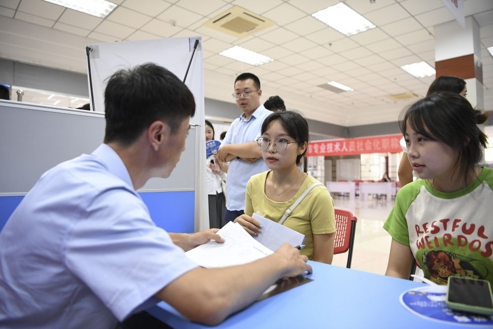 2023年7月29日，“揚(yáng)就業(yè)之帆，啟夢(mèng)想之旅”2023年寧夏（銀川）離校未就業(yè)高校畢業(yè)生招聘會(huì)在寧夏（銀川）人力資源服務(wù)產(chǎn)業(yè)園舉行。求職者（右）在招聘會(huì)現(xiàn)場(chǎng)與用人單位交流。新華社記者 馮開華 攝