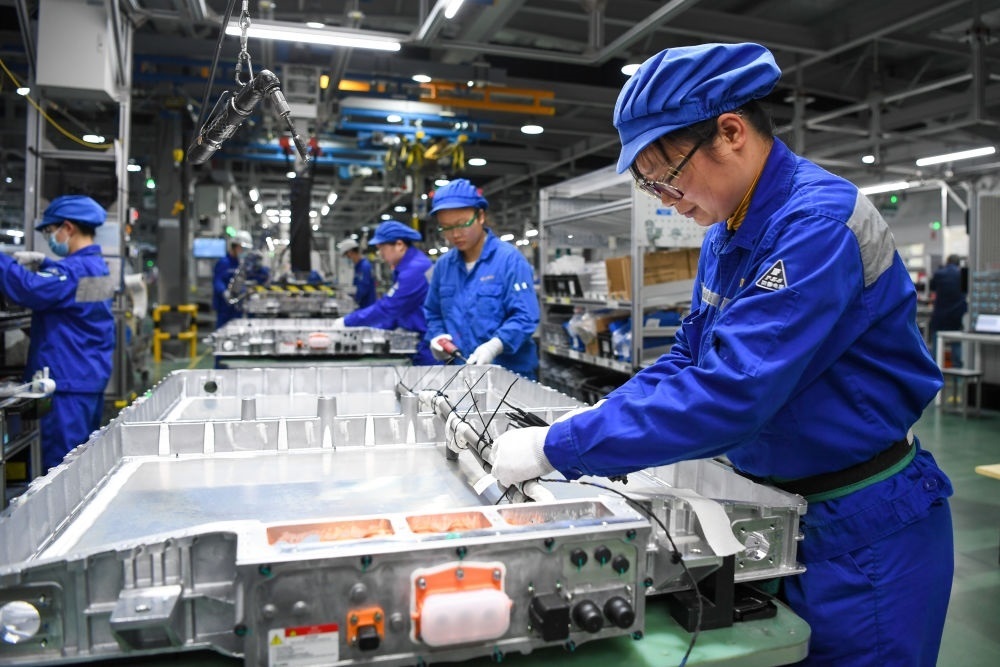 在位于江蘇常州溧陽(yáng)的上汽時(shí)代動(dòng)力電池系統(tǒng)有限公司，工人在車間進(jìn)行電池生產(chǎn)（2023年2月16日攝）。常州市擁有鋰電池電芯及配套生產(chǎn)企業(yè)120余家，動(dòng)力電池產(chǎn)業(yè)2022年實(shí)現(xiàn)產(chǎn)值超1700億元。新華社記者 李博 攝