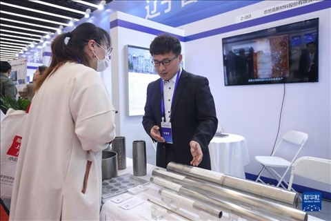 4月8日，參展商在2023中國中小企業(yè)發(fā)展大會(huì)“專精特新”中小企業(yè)展覽會(huì)上向觀眾介紹產(chǎn)品。新華社記者 龍雷 攝