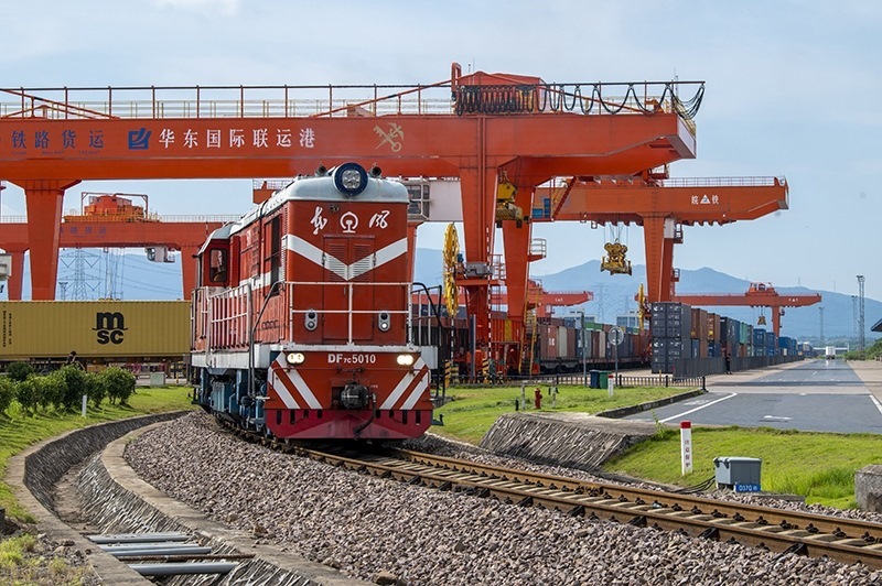 △2023年7月25日，在浙江省金華市華東國(guó)際聯(lián)運(yùn)港，一輛“義新歐”中歐班列裝載著110個(gè)標(biāo)箱日用百貨、家用電器、家裝材料等貨物，啟程駛向哈薩克斯坦。