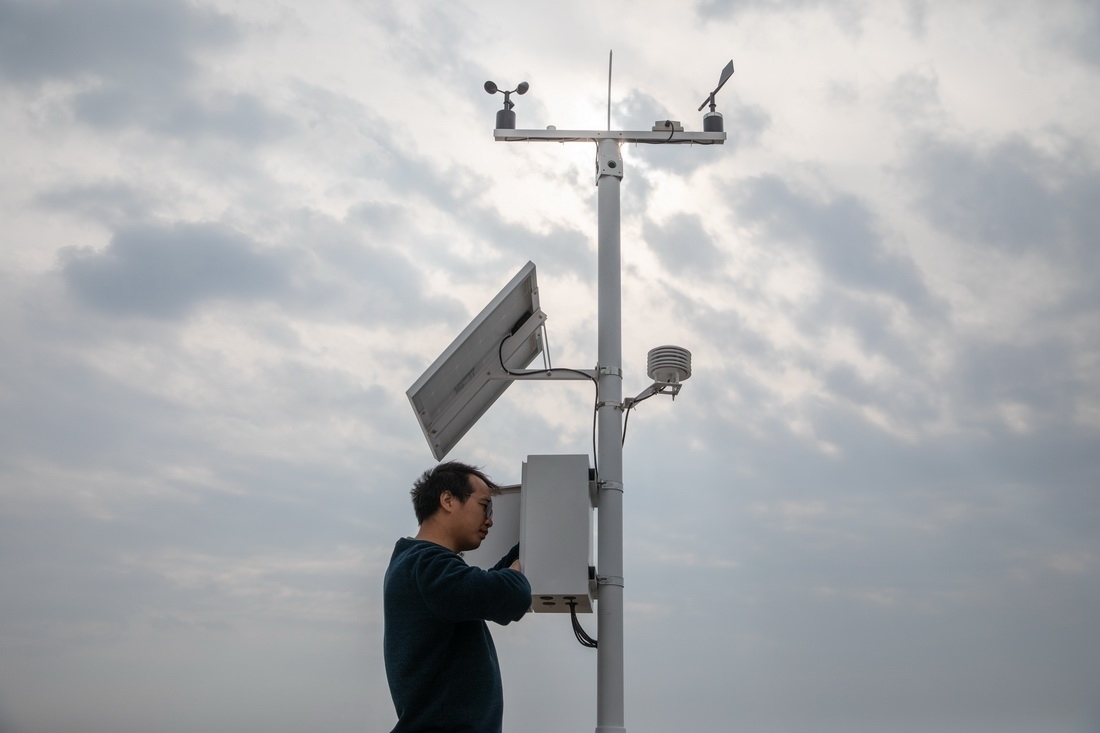 在北大荒集團閆家崗農場有限公司農業(yè)現代化示范區(qū)，工作人員在調試氣象設備（4月27日攝）。新華社記者 張濤 攝