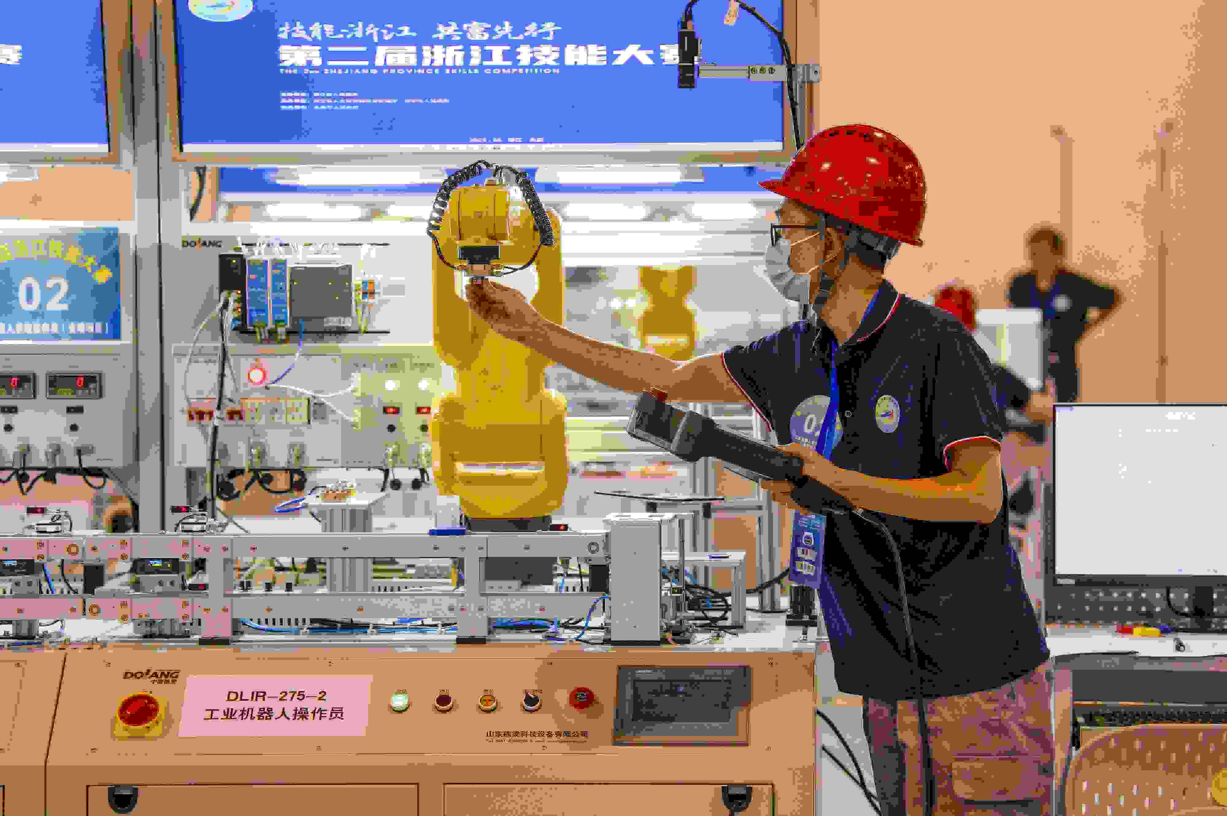 2023年6月19日，第二屆浙江技能大賽在永康市國際會展中心舉行。參賽選手在進行工業(yè)機器人系統(tǒng)操作員項目比賽。