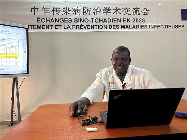 圖為中乍友誼醫(yī)院兒科護(hù)士長穆罕默德·阿米勒·阿里授課。中國援乍得醫(yī)療隊(duì)供圖