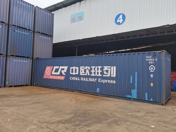 即將以“中老鐵路+中歐班列”模式過境運輸?shù)募b箱。朱益孝攝