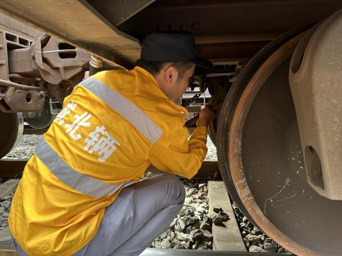 劉偉在進(jìn)行列車檢查工作。人民網(wǎng) 王紹紹攝