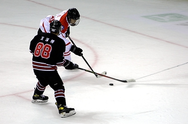 陜西隊(duì)球員馬思成與黑龍江隊(duì)球員王泓博爭搶。人民網(wǎng)記者 胡雪蓉?cái)z