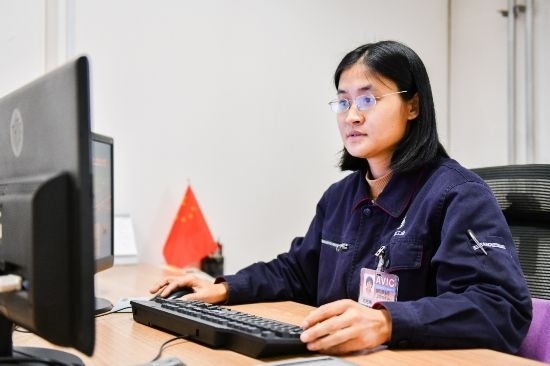 工作中的劉艷梅。航空工業(yè)沈飛供圖