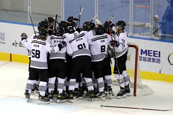 內(nèi)蒙古隊球員慶祝比賽勝利。人民網(wǎng)記者 胡雪蓉攝