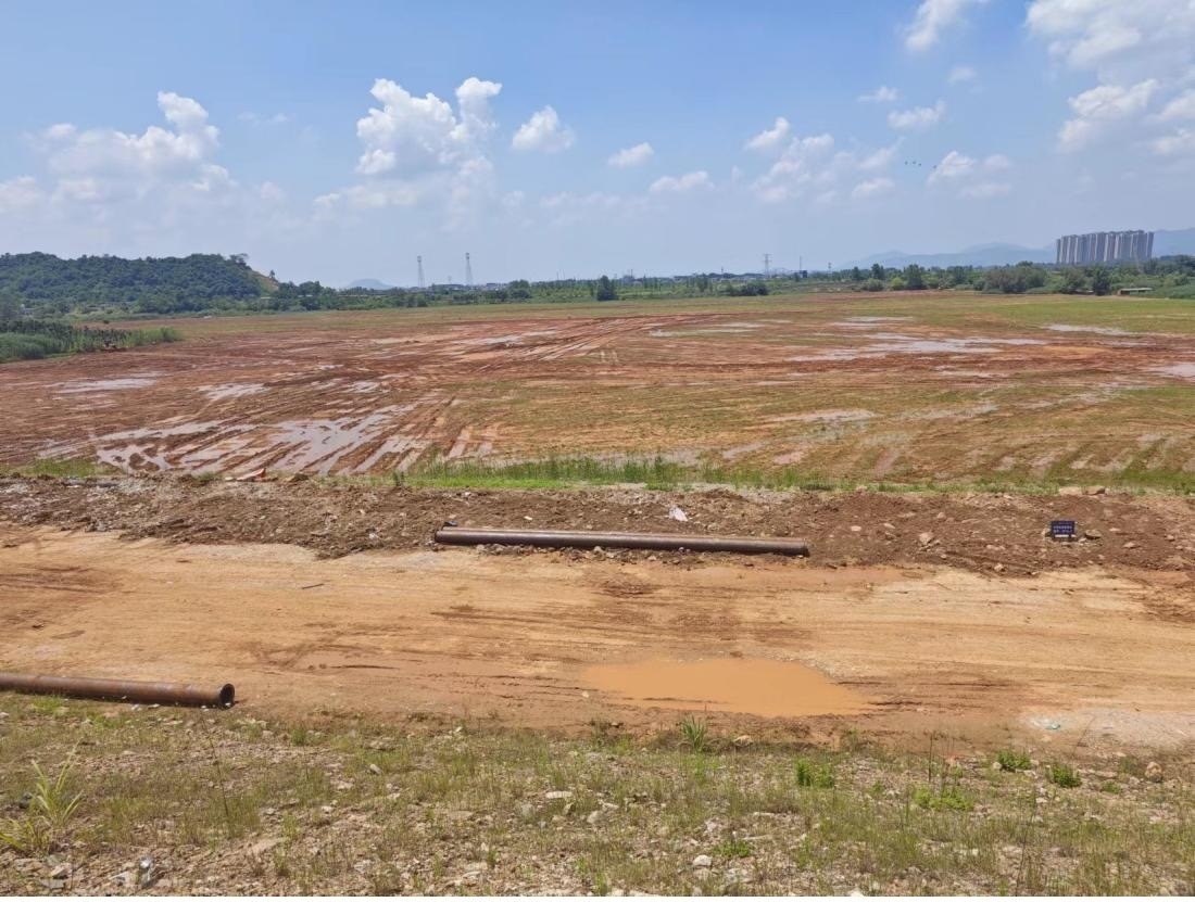 污染控制工程區(qū)域土地已被平整。 人民網(wǎng)記者 黃鈺攝