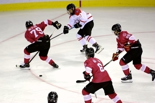 重慶隊(duì)球員常久遠(yuǎn)(左)與陜西隊(duì)球員呂知宜拼搶。人民網(wǎng)記者 胡雪蓉?cái)z