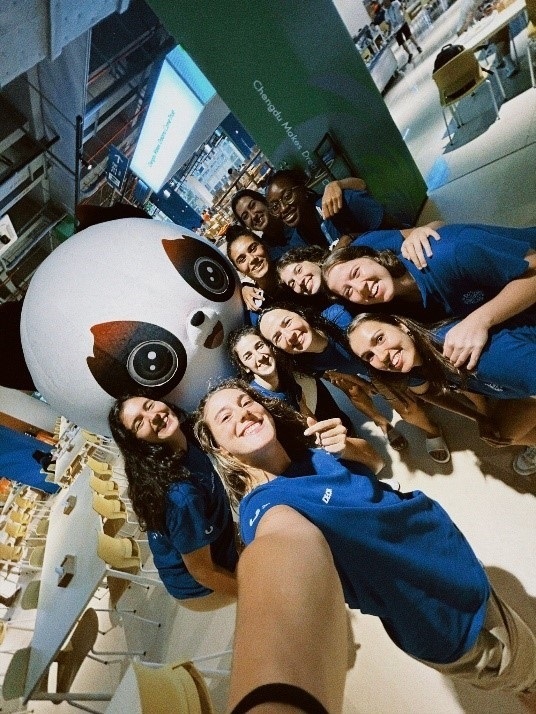 葡萄牙女籃隊員在成都大運村自拍。 受訪者供圖