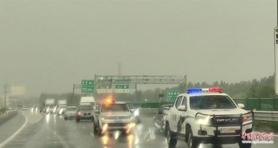 8月2日，京港澳高速，高速交警涿州大隊(duì)警車帶道引導(dǎo)救援物資車隊(duì)進(jìn)入涿州災(zāi)區(qū)。