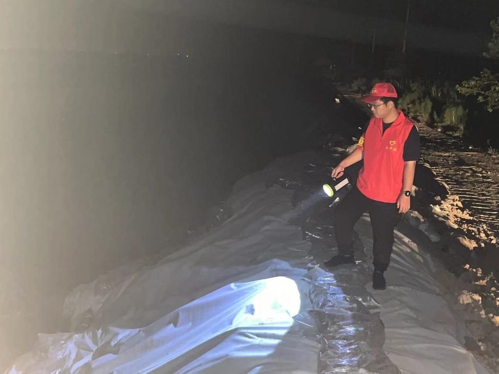 太平鎮(zhèn)干部晚上巡查南小埝。（采訪對(duì)象供圖）