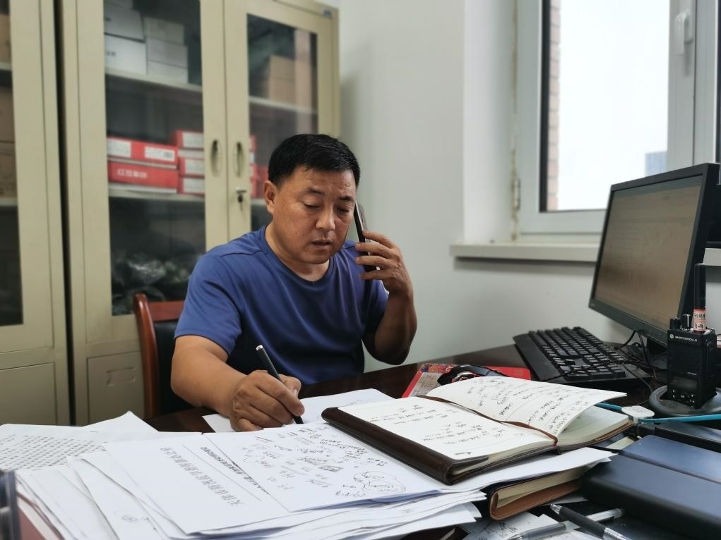 曾田榮正在辦公室內工作。新華社記者 孫凡越 攝