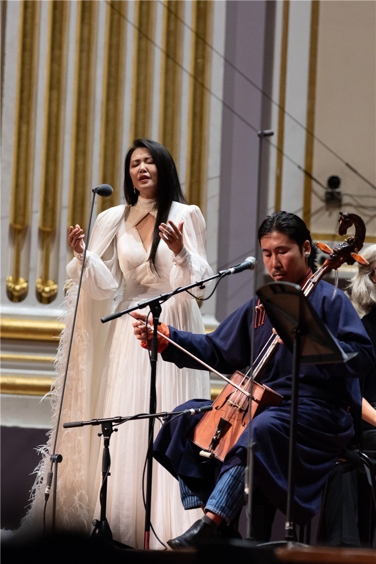 圖片說明： 8月5日，2023愛丁堡國際藝術(shù)節(jié)開幕式音樂會《慈悲頌》的演出現(xiàn)場。藝術(shù)節(jié)組委會供圖