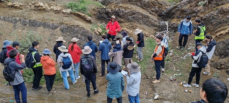 聯(lián)合實(shí)習(xí)隊在觀察日喀則弧前盆地 中國地質(zhì)大學(xué)（北京）供圖